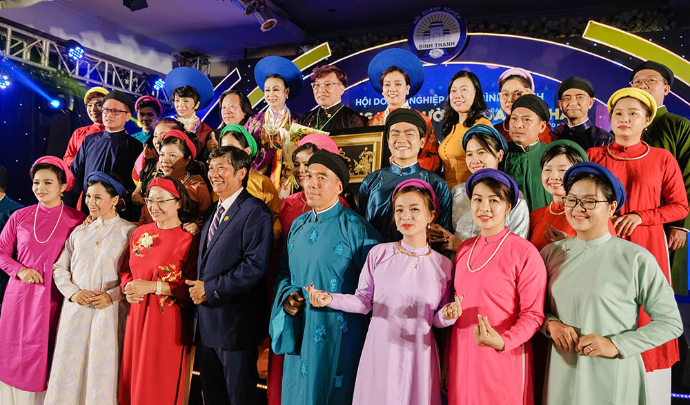 doanh-nhan-voi-ao-dai-ngu-than-nam-tuyen-3 (1)