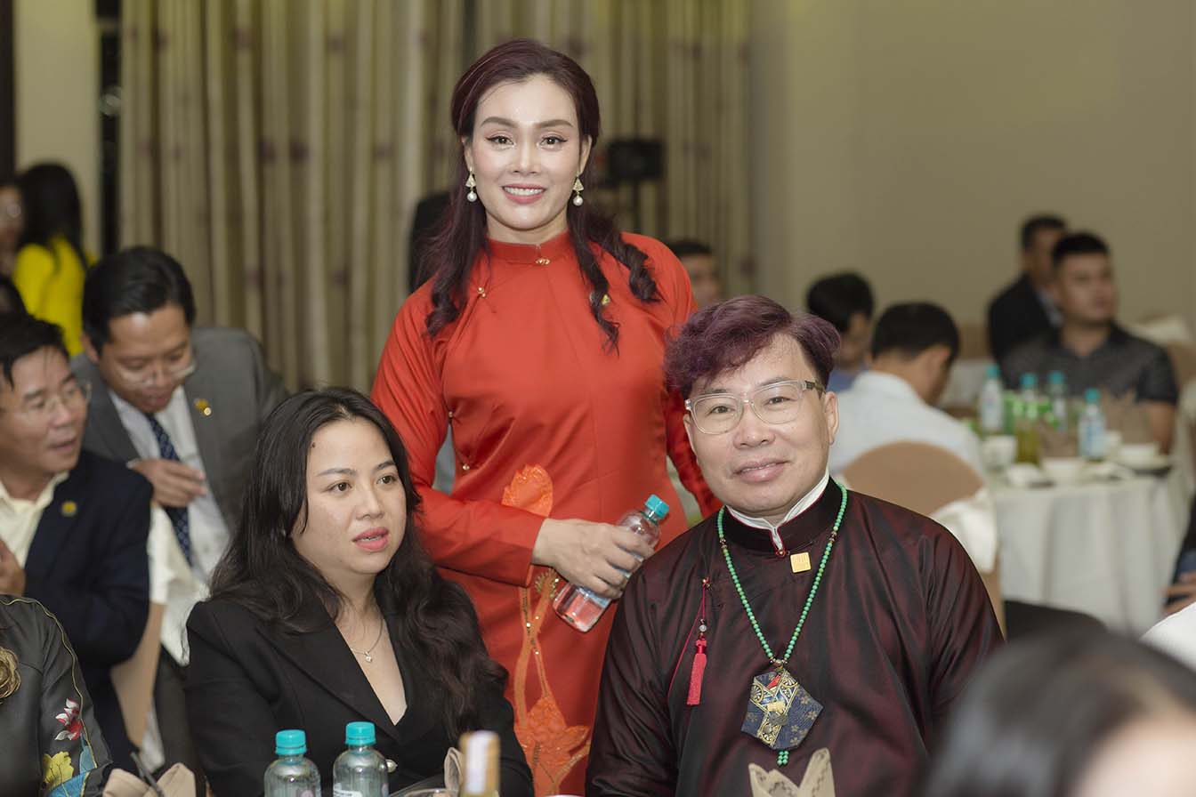 doanh-nhan-voi-ao-dai-ngu-than-nam-tuyen-36