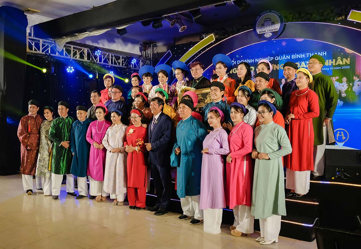 doanh-nhan-voi-ao-dai-ngu-than-nam-tuyen-4