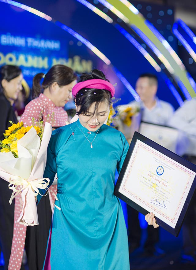 doanh-nhan-voi-ao-dai-ngu-than-nam-tuyen-53
