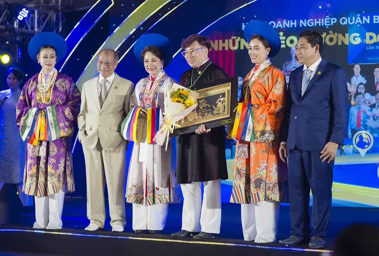doanh-nhan-voi-ao-dai-ngu-than-nam-tuyen-69