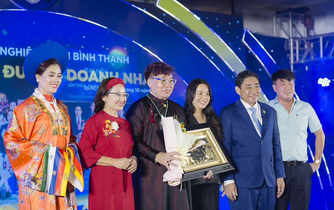 doanh-nhan-voi-ao-dai-ngu-than-nam-tuyen-71