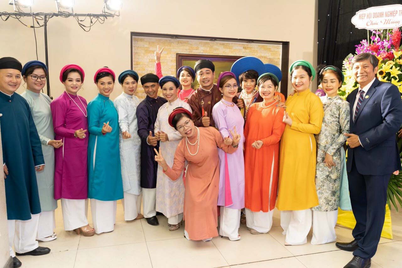 doanh-nhan-voi-ao-dai-ngu-than-nam-tuyen-73