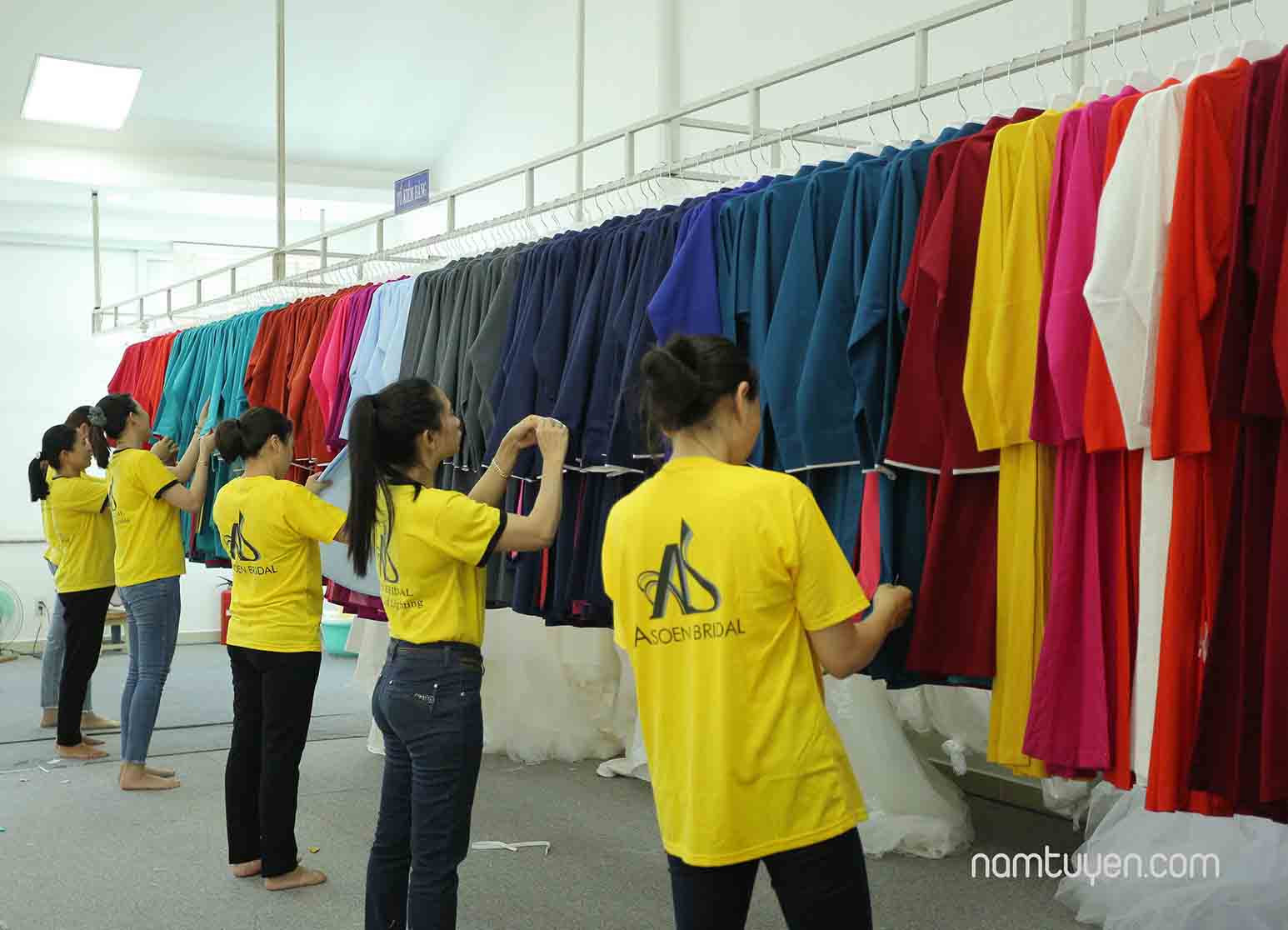 Công nhân kiểm tra hàng trước khi đóng gói