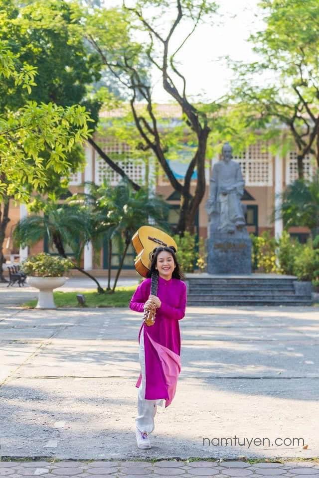 Áo dài truyền thống Năm tuyền được may bằng vải linen